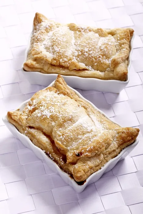 Gerahmter Druck : Apfelkuchen in kleinen Backformen. Gerahmter Druck : Apfelkuchen in kleinen Backformen.