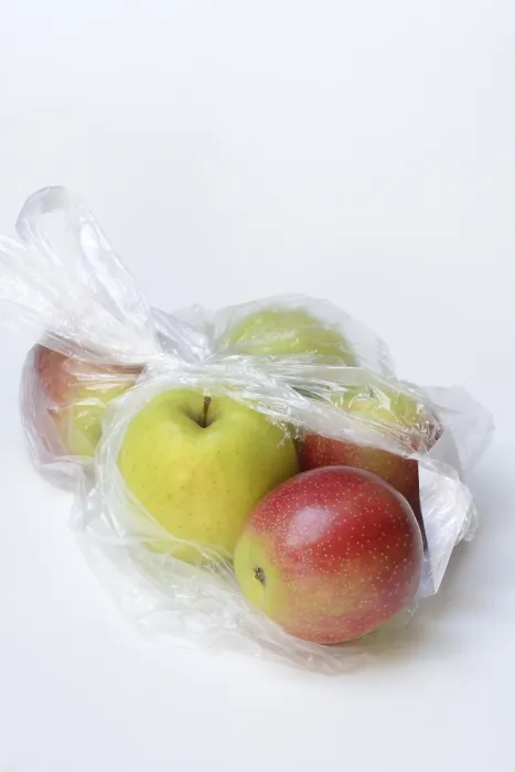 Gerahmter Druck : Apfel in Plastiktüte, Verpackung. Gerahmter Druck : Apfel in Plastiktüte, Verpackung.