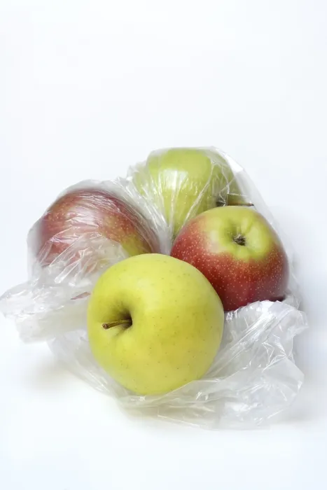 Gerahmter Druck : Apfel in Plastiktüte, Verpackung. Gerahmter Druck : Apfel in Plastiktüte, Verpackung.