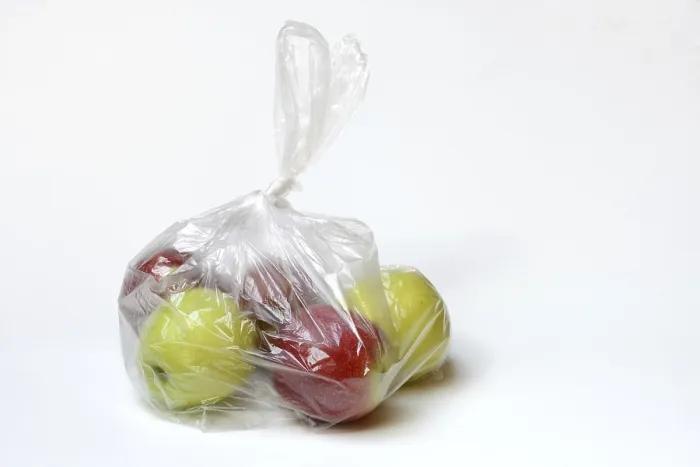 Gerahmter Druck : Apfel in Plastiktüte, Verpackung. Gerahmter Druck : Apfel in Plastiktüte, Verpackung.