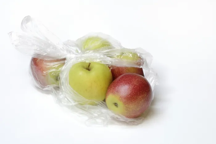 Gerahmter Druck : Apfel in Plastiktüte, Verpackung. Gerahmter Druck : Apfel in Plastiktüte, Verpackung.
