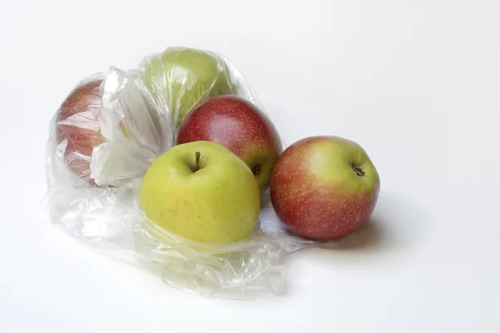 Gerahmter Druck : Apfel in Plastiktüte, Verpackung. Gerahmter Druck : Apfel in Plastiktüte, Verpackung.
