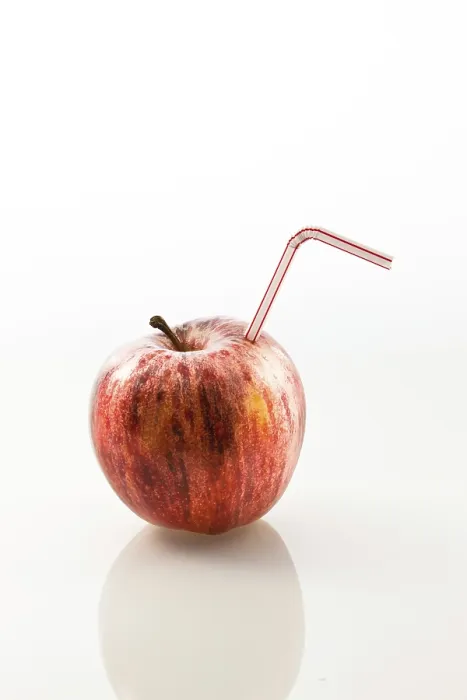 Gerahmter Druck : Apfel mit einem Strohhalm als Getränk. Gerahmter Druck : Apfel mit einem Strohhalm als Getränk.