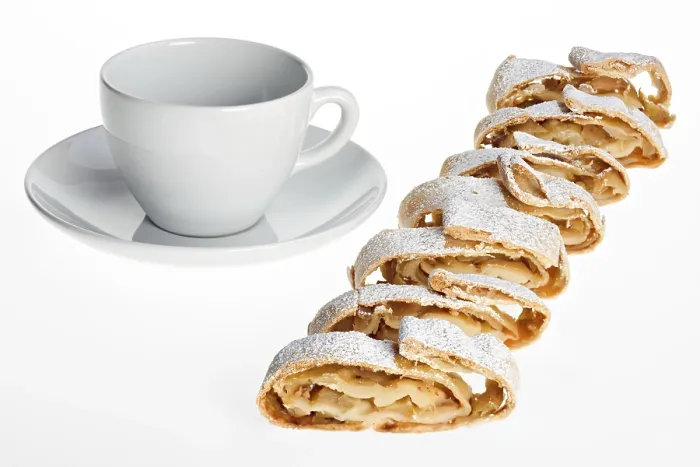 Gerahmter Druck : Ein Detail von einem Apfelstrudel mit Puderzucker. Gerahmter Druck : Ein Detail von einem Apfelstrudel mit Puderzucker.