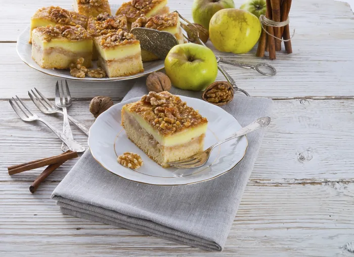 Gerahmter Druck : Apfelstrudel mit Vanillepudding und Nüssen. Gerahmter Druck : Apfelstrudel mit Vanillepudding und Nüssen.