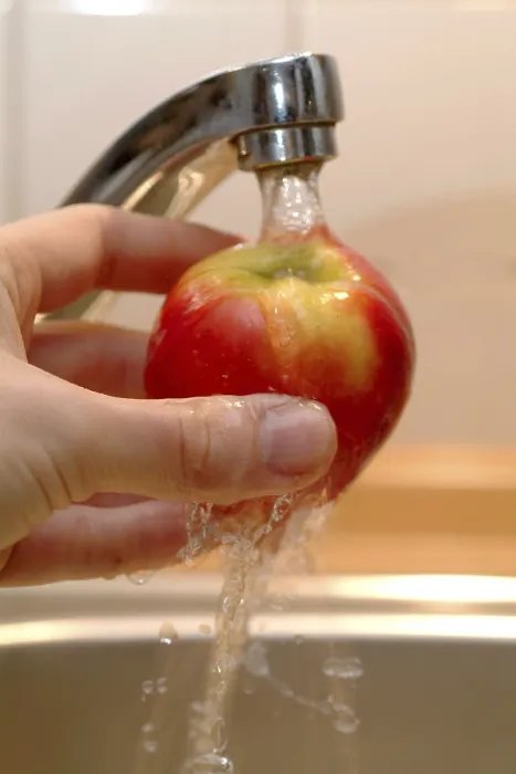 Gerahmter Druck : Ein Apfel wird gewaschen. Gerahmter Druck : Ein Apfel wird gewaschen.