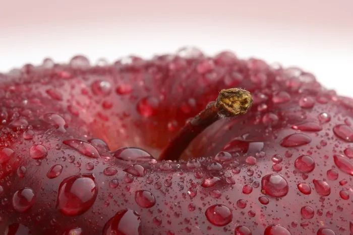 Gerahmter Druck : Apfel mit Tropfen Wasser. Gerahmter Druck : Apfel mit Tropfen Wasser.