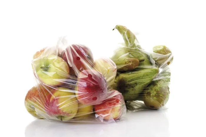 Gerahmter Druck : Äpfel und Birnen in einem Plastiktüte. Gerahmter Druck : Äpfel und Birnen in einem Plastiktüte.