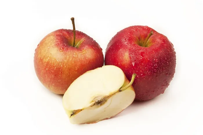 Gerahmter Druck : Zwei ganze Apfel mit einem Viertel eines Apfels. Gerahmter Druck : Zwei ganze Apfel mit einem Viertel eines Apfels.
