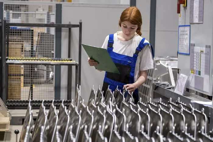 Gerahmter Druck : Auszubildender, Lehrling, Ausbildung, Lagermitarbeiter. Gerahmter Druck : Auszubildender, Lehrling, Ausbildung, Lagermitarbeiter.