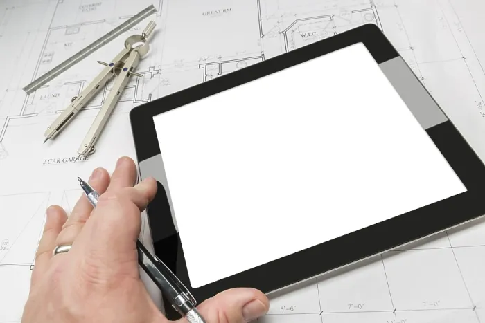Gerahmter Druck : Architekt arbeitet an einem leeren Computer-Tablet. Gerahmter Druck : Architekt arbeitet an einem leeren Computer-Tablet.