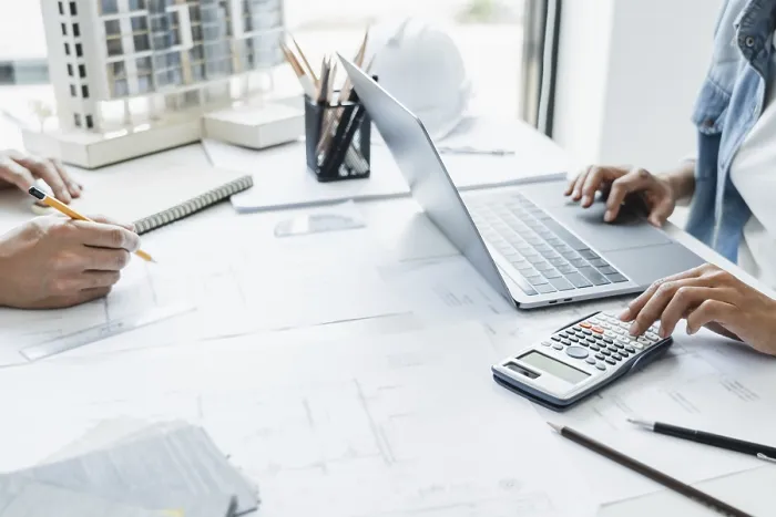 Gerahmter Druck : Architekt arbeitet am Schreibtisch, Bauvorhaben Ideen Architektur-Ingenieur Konzept. Gerahmter Druck : Architekt arbeitet am Schreibtisch, Bauvorhaben Ideen Architektur-Ingenieur Konzept.