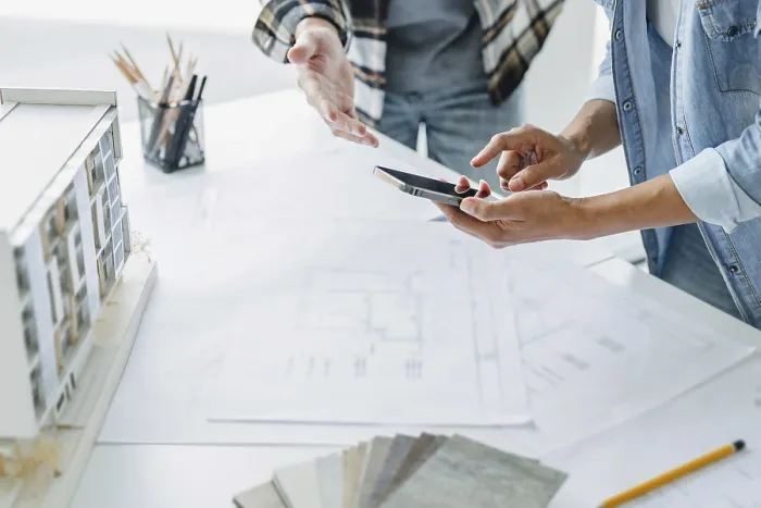 Gerahmter Druck : Architekt arbeitet am Schreibtisch, Bauvorhaben-Ideen Architektur-Ingenieur Konzept. Gerahmter Druck : Architekt arbeitet am Schreibtisch, Bauvorhaben-Ideen Architektur-Ingenieur Konzept.