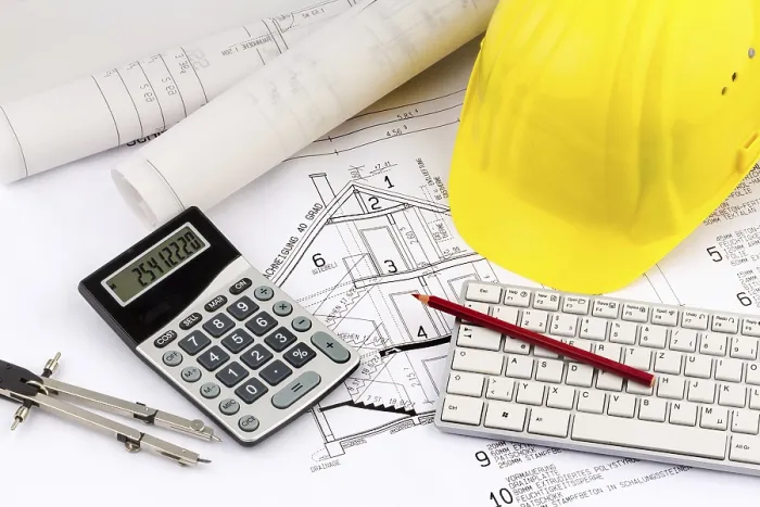 Gerahmter Druck : Ein Architektenbauplan mit einem Bauarbeiterhelmet. Gerahmter Druck : Ein Architektenbauplan mit einem Bauarbeiterhelmet.