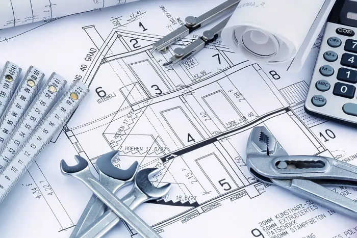 Gerahmter Druck : Ein Architektenbauplan mit einem Taschenrechner. Gerahmter Druck : Ein Architektenbauplan mit einem Taschenrechner.