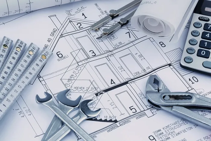 Gerahmter Druck : Ein Architektenbauplan mit einem Taschenrechner. Gerahmter Druck : Ein Architektenbauplan mit einem Taschenrechner.