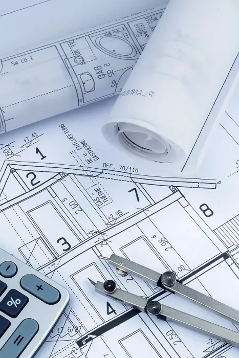 Gerahmter Druck : Ein Architektenbauplan mit einem Taschenrechner. Gerahmter Druck : Ein Architektenbauplan mit einem Taschenrechner.