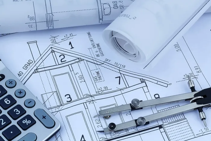 Gerahmter Druck : Ein Architektenbauplan mit einem Taschenrechner. Gerahmter Druck : Ein Architektenbauplan mit einem Taschenrechner.