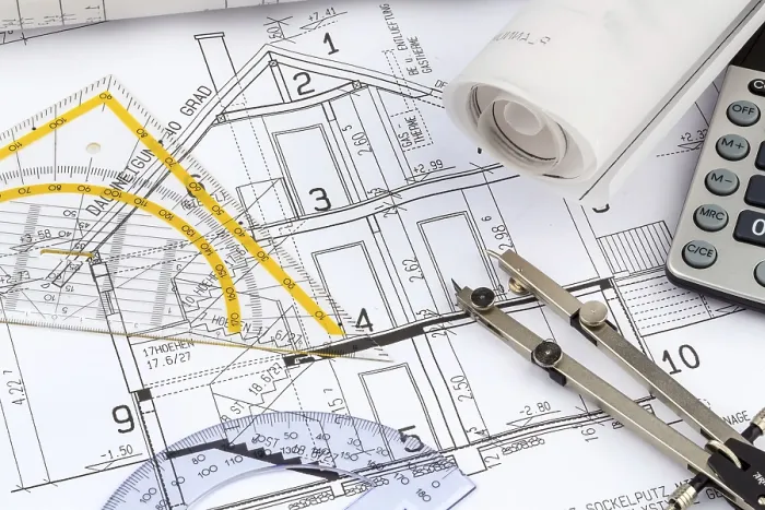 Gerahmter Druck : Ein Architektenbauplan mit einem Taschenrechner. Gerahmter Druck : Ein Architektenbauplan mit einem Taschenrechner.