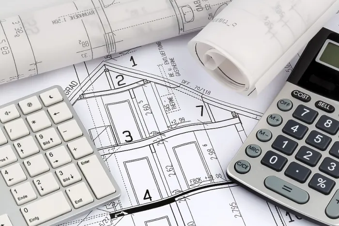 Gerahmter Druck : Ein Architektenbauplan mit einem Taschenrechner. Gerahmter Druck : Ein Architektenbauplan mit einem Taschenrechner.