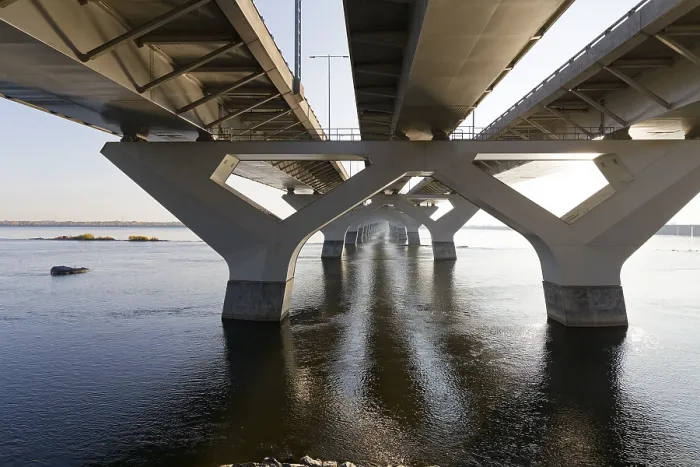 Gerahmter Druck : Architektur, Blick unter einer modernen Brücke. Gerahmter Druck : Architektur, Blick unter einer modernen Brücke.