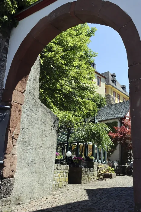 Gerahmter Druck : Bogen im Ringwall der ehemaligen Burg. Gerahmter Druck : Bogen im Ringwall der ehemaligen Burg.