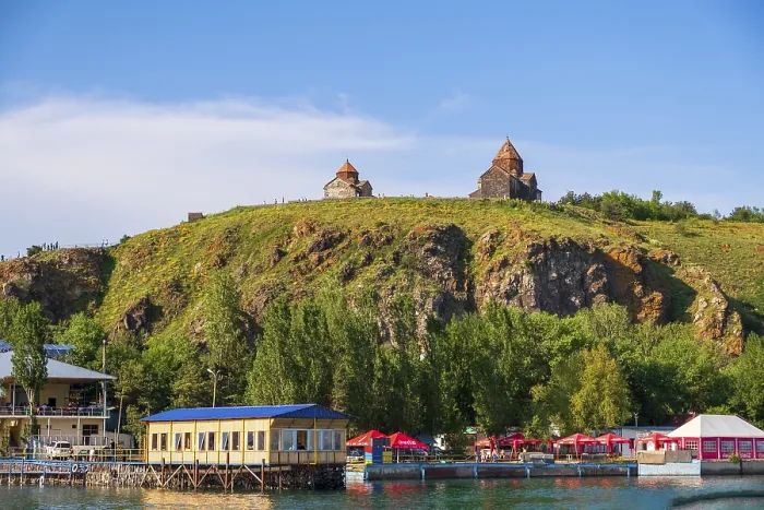 Gerahmter Druck : Armenische Orthodoxe Kirche Sevanavank über dem See Sewan. Gerahmter Druck : Armenische Orthodoxe Kirche Sevanavank über dem See Sewan.