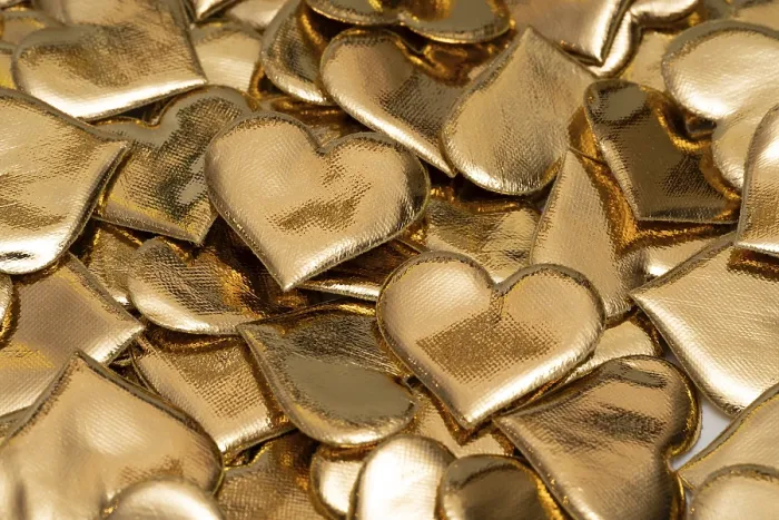 Gerahmter Druck : Ein Array von goldenen, herzförmigen Objekten, die Liebe und Zuneigung symbolisieren. Gerahmter Druck : Ein Array von goldenen, herzförmigen Objekten, die Liebe und Zuneigung symbolisieren.