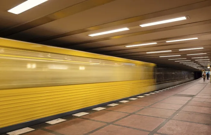 Gerahmter Druck : Einzugszug der Berliner U-Bahn Gerahmter Druck : Einzugszug der Berliner U-Bahn