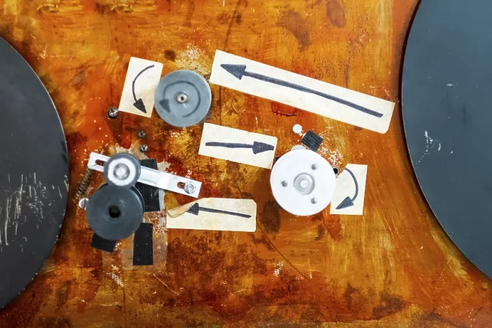 Gerahmter Druck : Pfeile auf einer Maschine gemalt. Gerahmter Druck : Pfeile auf einer Maschine gemalt.