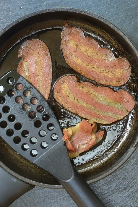 Gerahmter Druck : Künstliches Speck als Imitationsfleisch. Gerahmter Druck : Künstliches Speck als Imitationsfleisch.