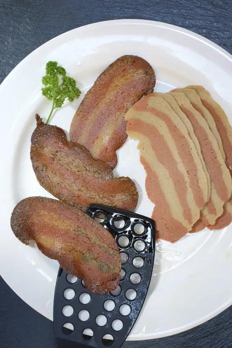 Gerahmter Druck : Künstliches Speck als Imitationsfleisch. Gerahmter Druck : Künstliches Speck als Imitationsfleisch.