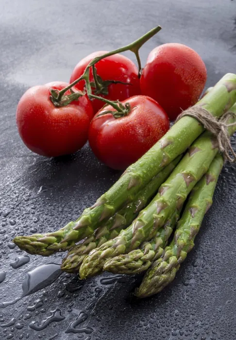Gerahmter Druck : Spargel, Tomaten. Gerahmter Druck : Spargel, Tomaten.