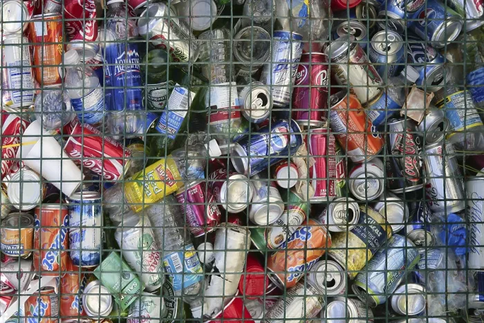 Gerahmter Druck : Verschiedene Getränke-Dosen auf dem Müll. Gerahmter Druck : Verschiedene Getränke-Dosen auf dem Müll.