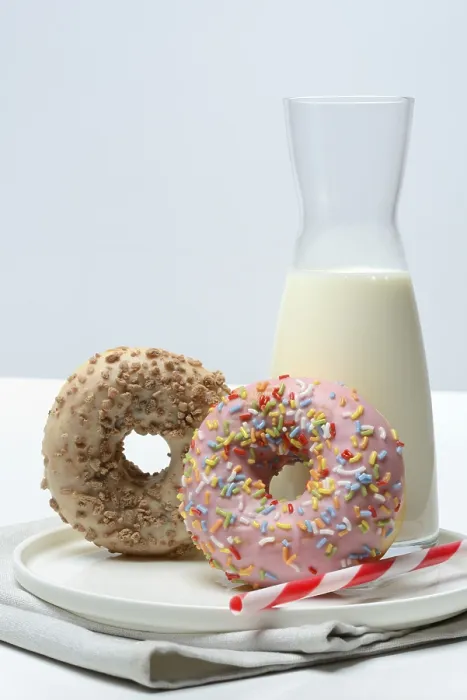 Gerahmter Druck : Gemischte Donuts und Glas Milch Gerahmter Druck : Gemischte Donuts und Glas Milch