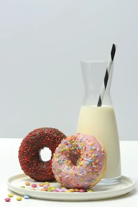 Gerahmter Druck : Gemischte Donuts und Glas Milch Gerahmter Druck : Gemischte Donuts und Glas Milch