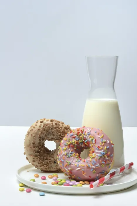 Gerahmter Druck : Gemischte Donuts und Glas Milch. Gerahmter Druck : Gemischte Donuts und Glas Milch.