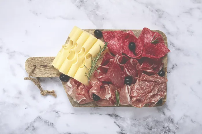 Gerahmter Druck : Gemischte Wurstwaren, Vorspeise, Prosciutto Gerahmter Druck : Gemischte Wurstwaren, Vorspeise, Prosciutto