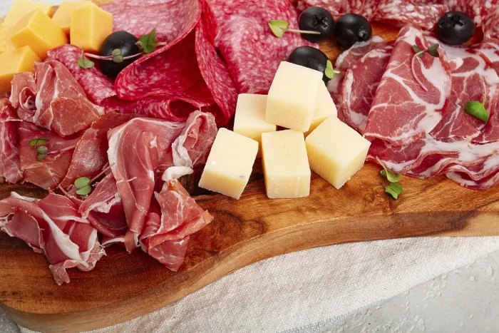 Gerahmter Druck : Vorspeisplat mit geschnittenem Fleisch, Prosciutto, Salami und Schinken, Käse und Oliven auf einem Holzbrett Gerahmter Druck : Vorspeisplat mit geschnittenem Fleisch, Prosciutto, Salami und Schinken, Käse und Oliven auf einem Holzbrett