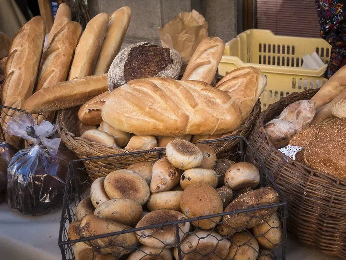 Gerahmter Druck : Sortiment Brot im Laden Gerahmter Druck : Sortiment Brot im Laden