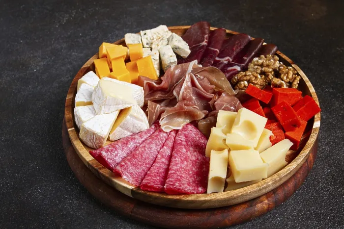 Gerahmter Druck : Sortiment von Käse- und Fleischscheiben. Gerahmter Druck : Sortiment von Käse- und Fleischscheiben.