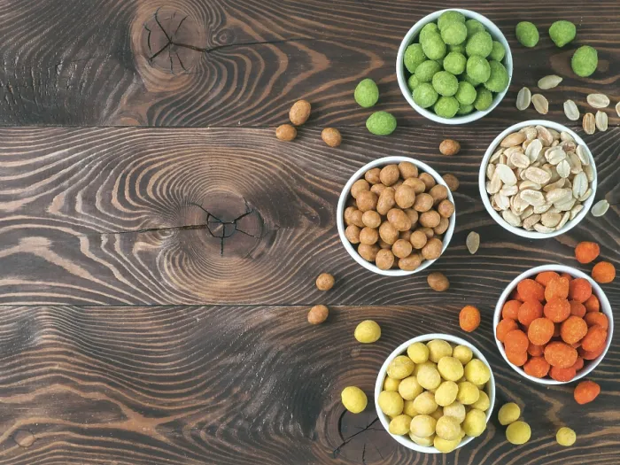 Gerahmter Druck : Sortiment verschiedener Erdnuss-Snacks für Bier. Gerahmter Druck : Sortiment verschiedener Erdnuss-Snacks für Bier.