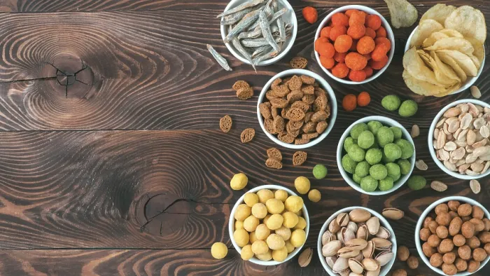 Gerahmter Druck : Sortiment verschiedener Snacks zum Bier. Gerahmter Druck : Sortiment verschiedener Snacks zum Bier.