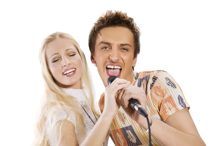 Gerahmter Druck : Attraktives junges Paar singt. Gerahmter Druck : Attraktives junges Paar singt.