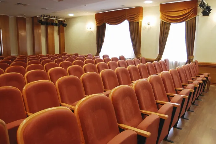 Gerahmter Druck : Leeres Auditorium mit roten Stühlen. Gerahmter Druck : Leeres Auditorium mit roten Stühlen.