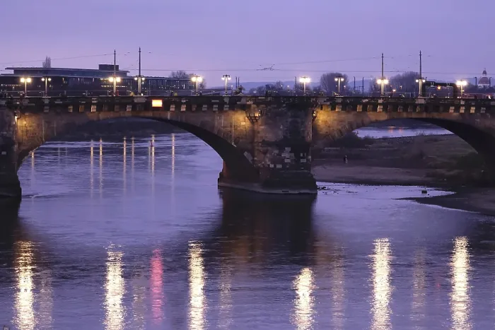 Gerahmter Druck : Augustusbrücke Dresden in der Abenddämmerung Gerahmter Druck : Augustusbrücke Dresden in der Abenddämmerung