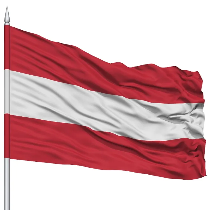 Gerahmter Druck : Österreichische Flagge an Flaggenmast, flattert im Wind. Gerahmter Druck : Österreichische Flagge an Flaggenmast, flattert im Wind.