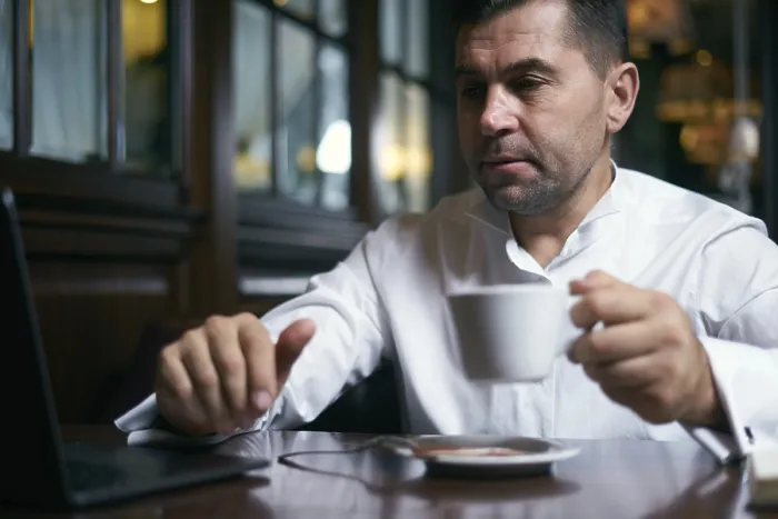 Gerahmter Druck : Echtes Bild eines Geschäftsmannes, der in einem Café arbeitet. Gerahmter Druck : Echtes Bild eines Geschäftsmannes, der in einem Café arbeitet.