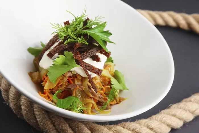 Gerahmter Druck : Authentischer Salat mit Bohnen, Kohl und scharfem Gurke. Gerahmter Druck : Authentischer Salat mit Bohnen, Kohl und scharfem Gurke.