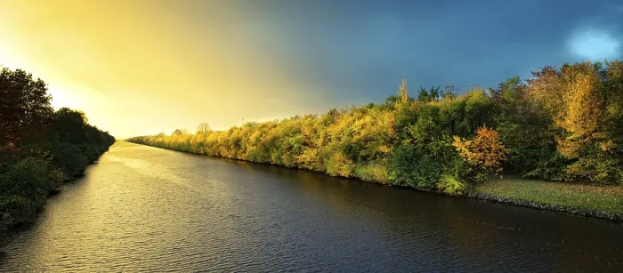 Gerahmter Druck : Herbst am Kanal. Gerahmter Druck : Herbst am Kanal.